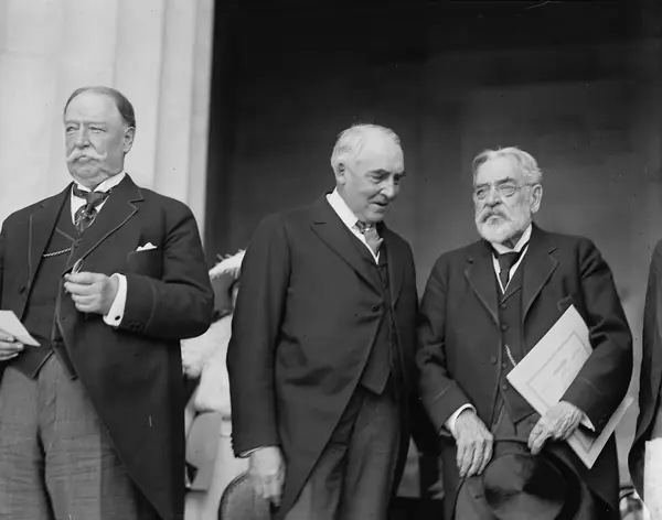 Chief Justice William Howard Taft, President Warren G. Harding and Robert Lincoln (right) at the Lincoln Memorial dedication, May 30, 1922
