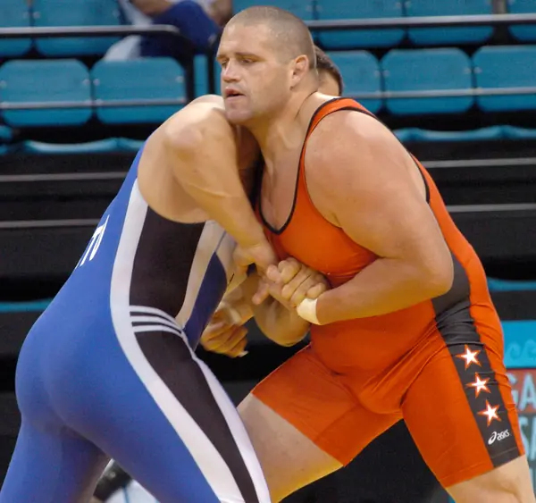 Rulon Gardner (orange) in a clinch at the Athens 2004 Olympics, August 2004 (not the Sydney final; the opponent is not Karelin)