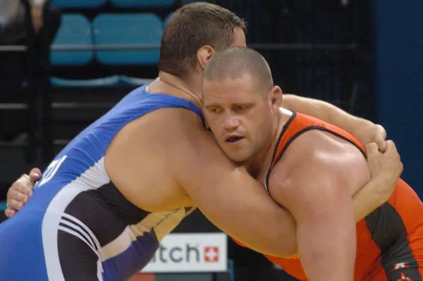 Rulon Gardner (orange) in a clinch at the Athens 2004 Olympics, August 2004 (not the Sydney final; the opponent is not Karelin)