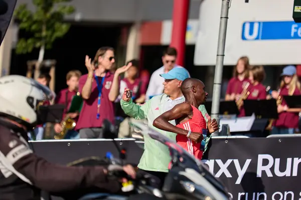 Sabastian Sawe passing a brass band and fans at the Berlin Marathon, September 21, 2025 (not London)