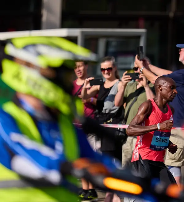 Sabastian Sawe passing fans with phones at the Berlin Marathon, September 21, 2025 (not London) (cropped)