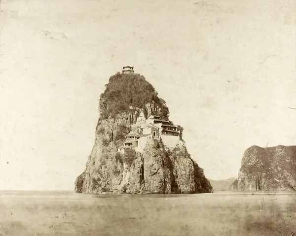 Little Orphan - In middle of Yangtze River - Hu-s10