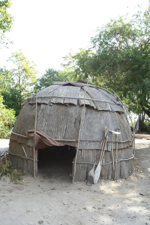 A reconstructed Wampanoag bark house near Plymouth, 2006 (a modern reconstruction)
