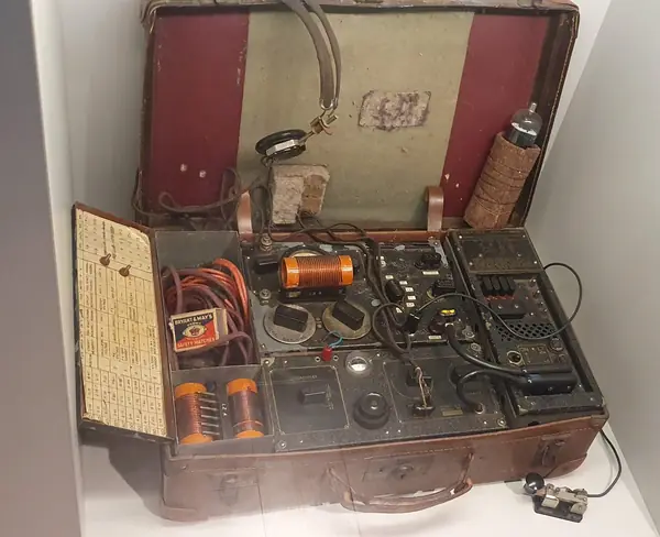 A Type 3 Mk II (“B2”) British agent suitcase radio in a museum (the type SOE agents used, not hers) (cropped)