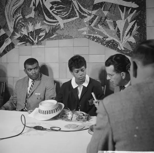 Aankomst Amerikaanse Olympische atleten op Schiphol, Wilma Rudolph tijdens tv-in, Bestanddeelnr 911-6066