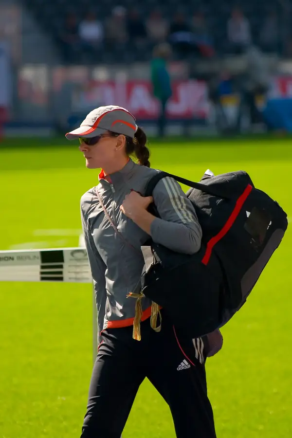 Yelena Isinbayeva in a cap with her bag, ISTAF Berlin, September 16, 2007